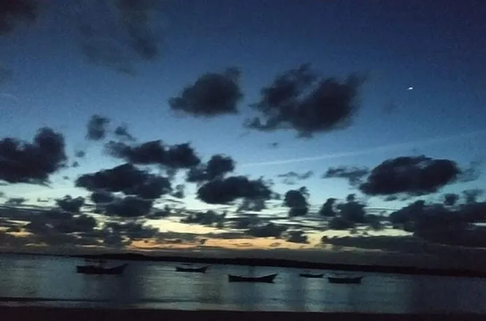 Barcos ancorados na baía à noite