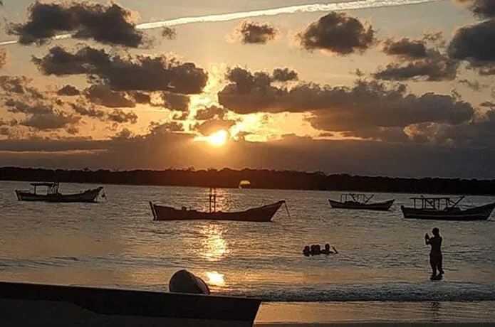 Barcos na baía ao entardecer
