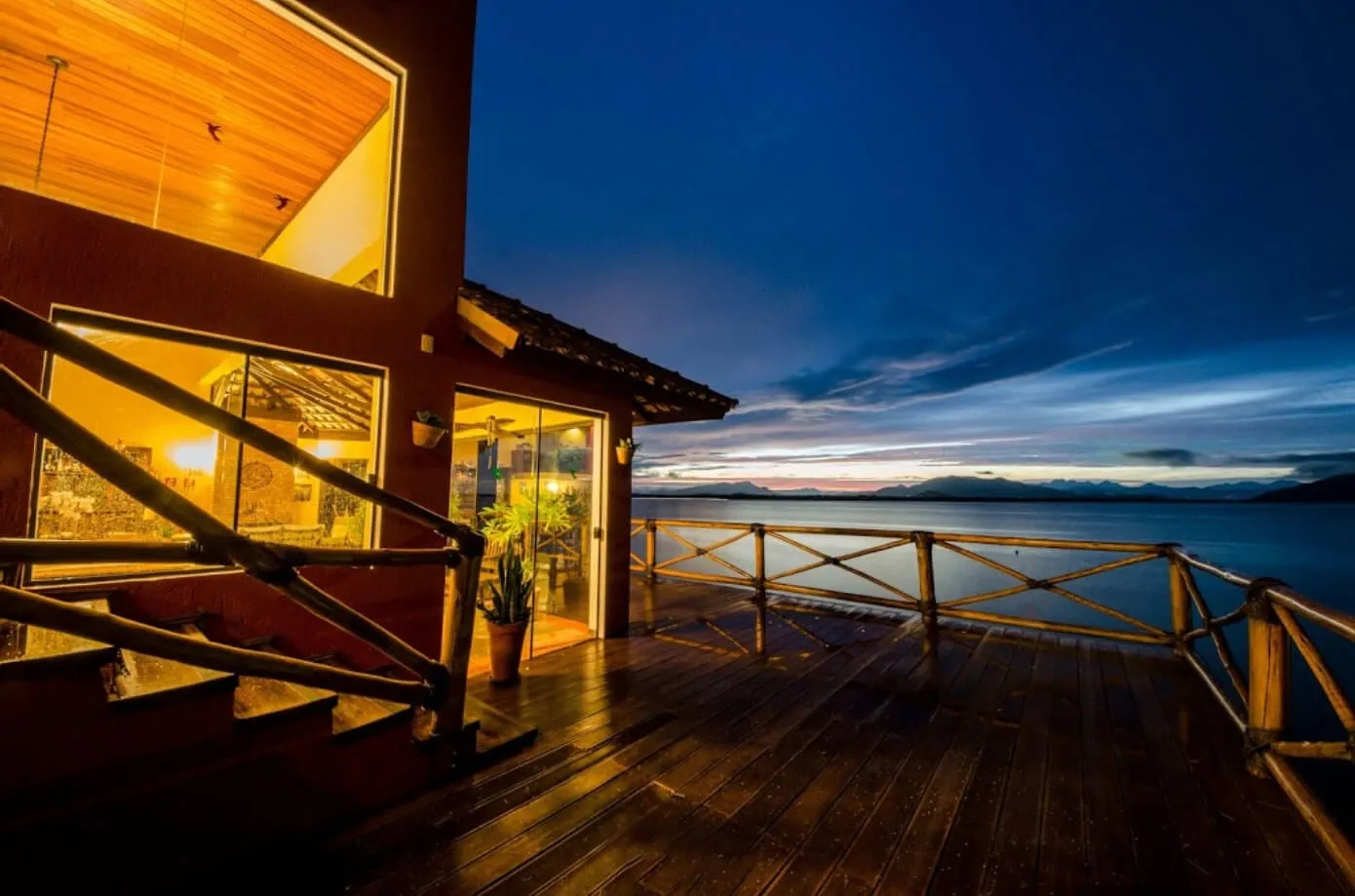 Deck da pousada ao entardecer, com vista para a Baía de Guaraqueçaba