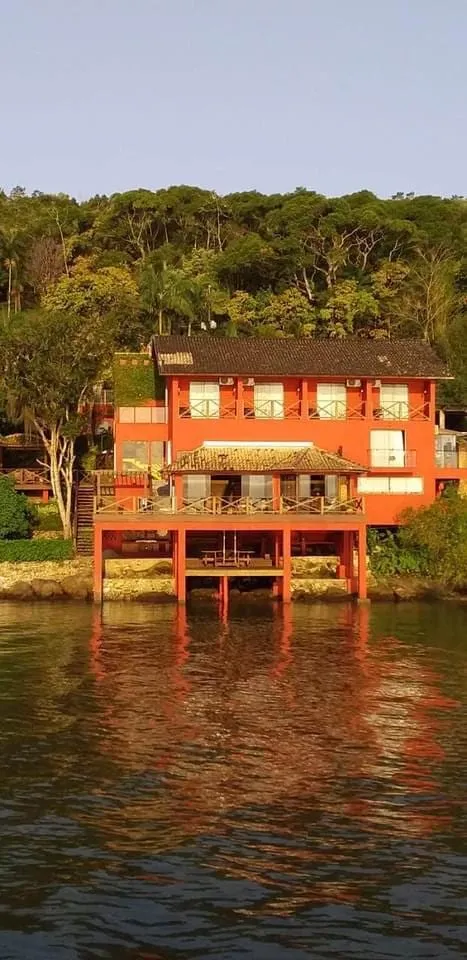 Fachada da Pousada Bambuza construída sobre pilotis na Baía de Guaraqueçaba
