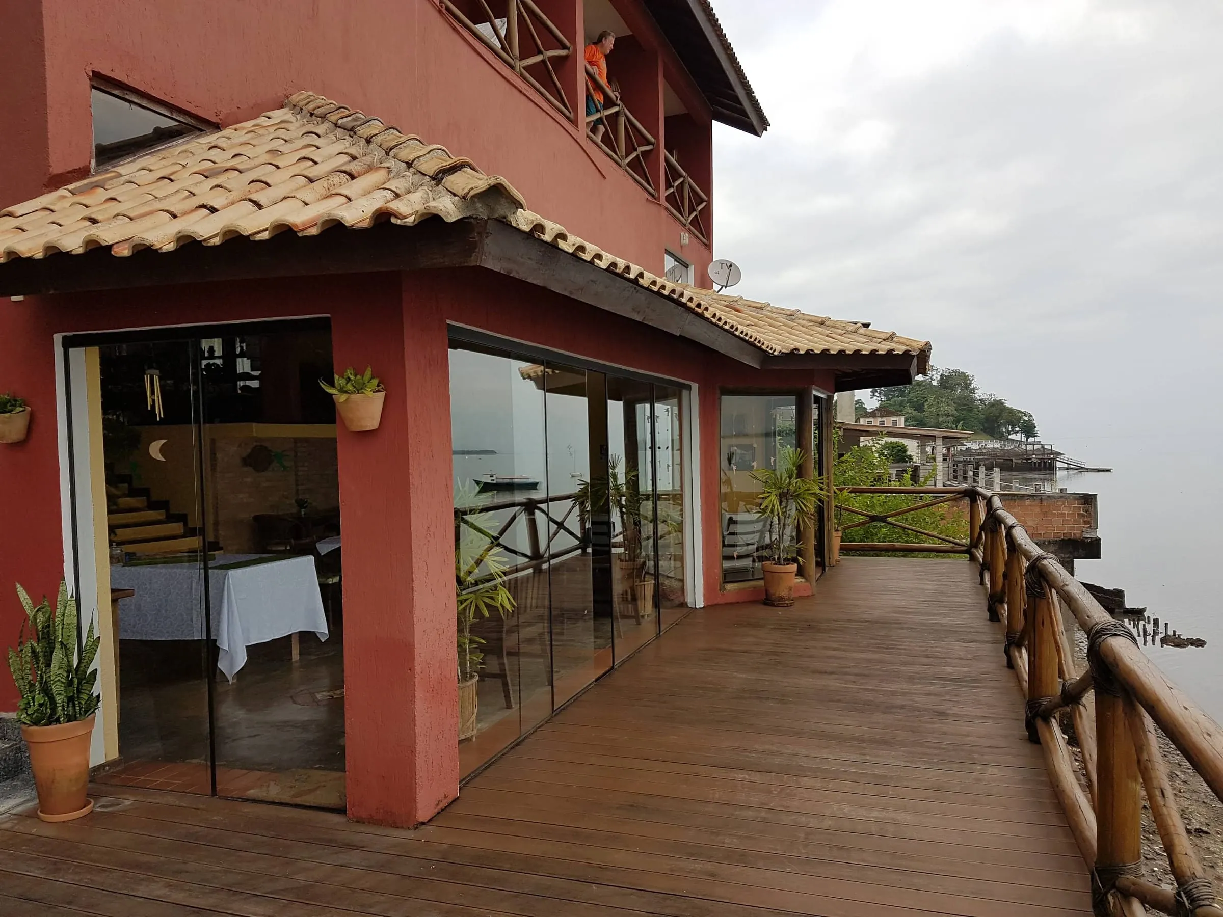 Terraço da pousada com portas de vidro, vista diurna