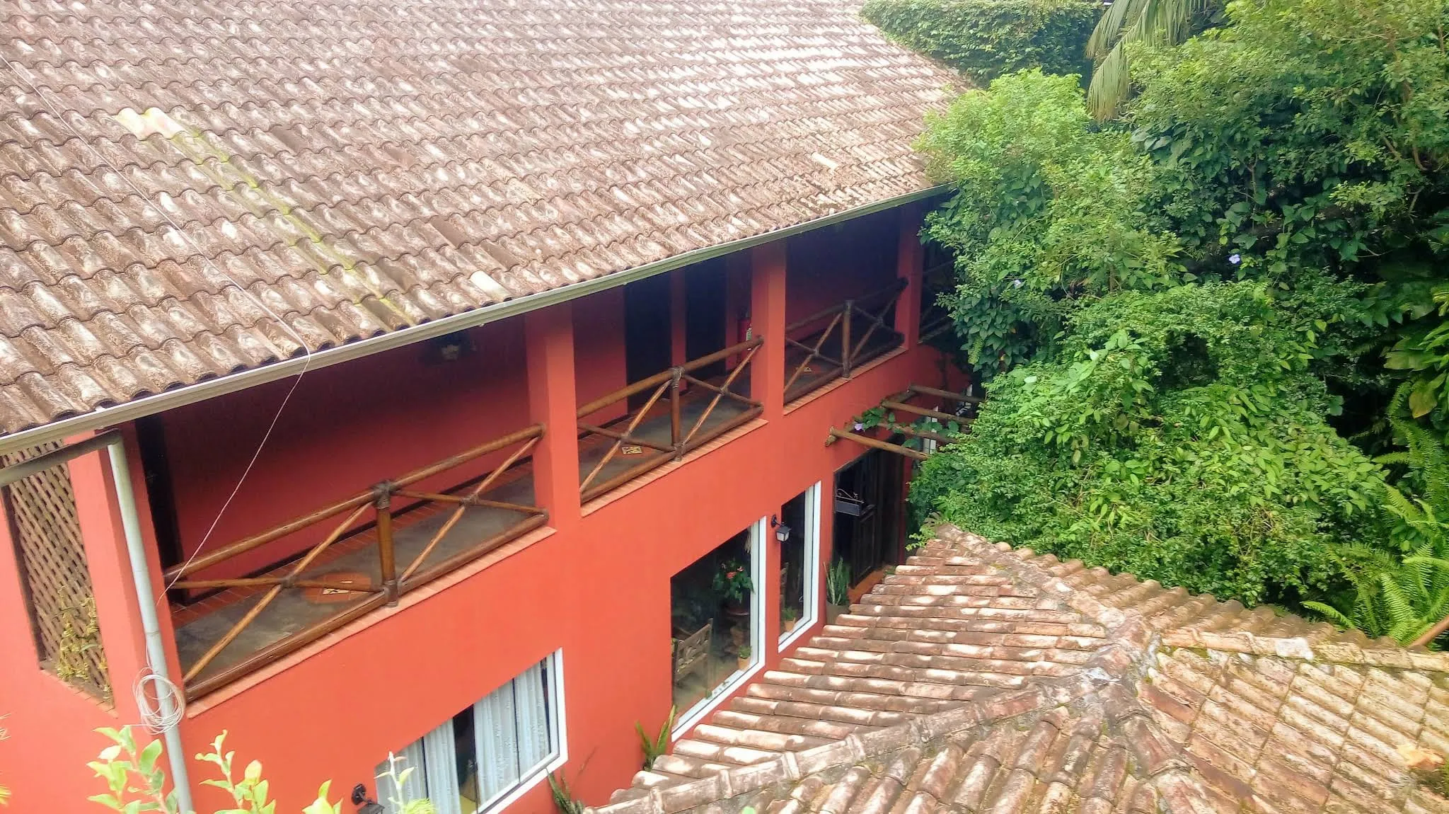 Fachada da pousada mostrando as varandas dos quartos