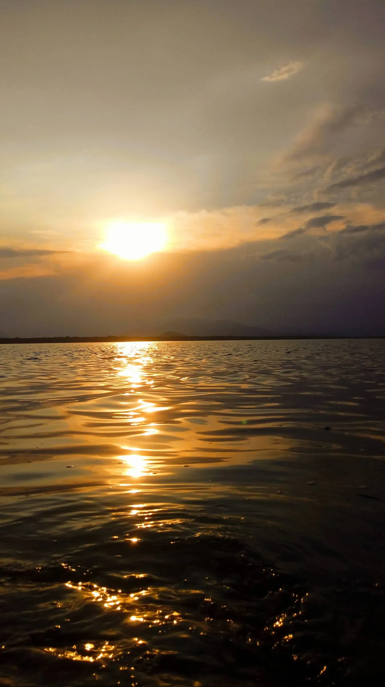 Pôr do sol no horizonte da Baía de Guaraqueçaba