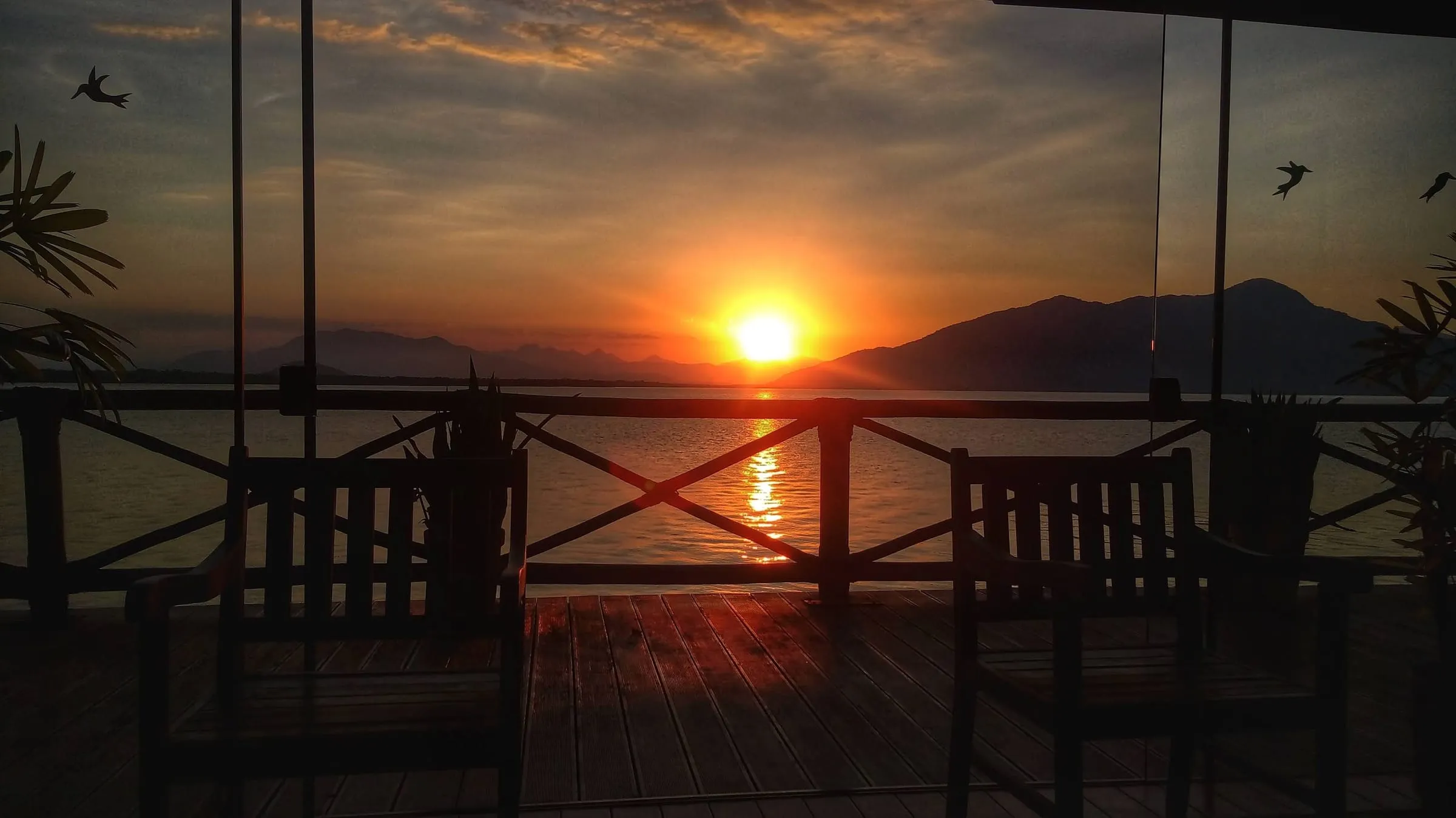 Silhueta do deck ao pôr do sol