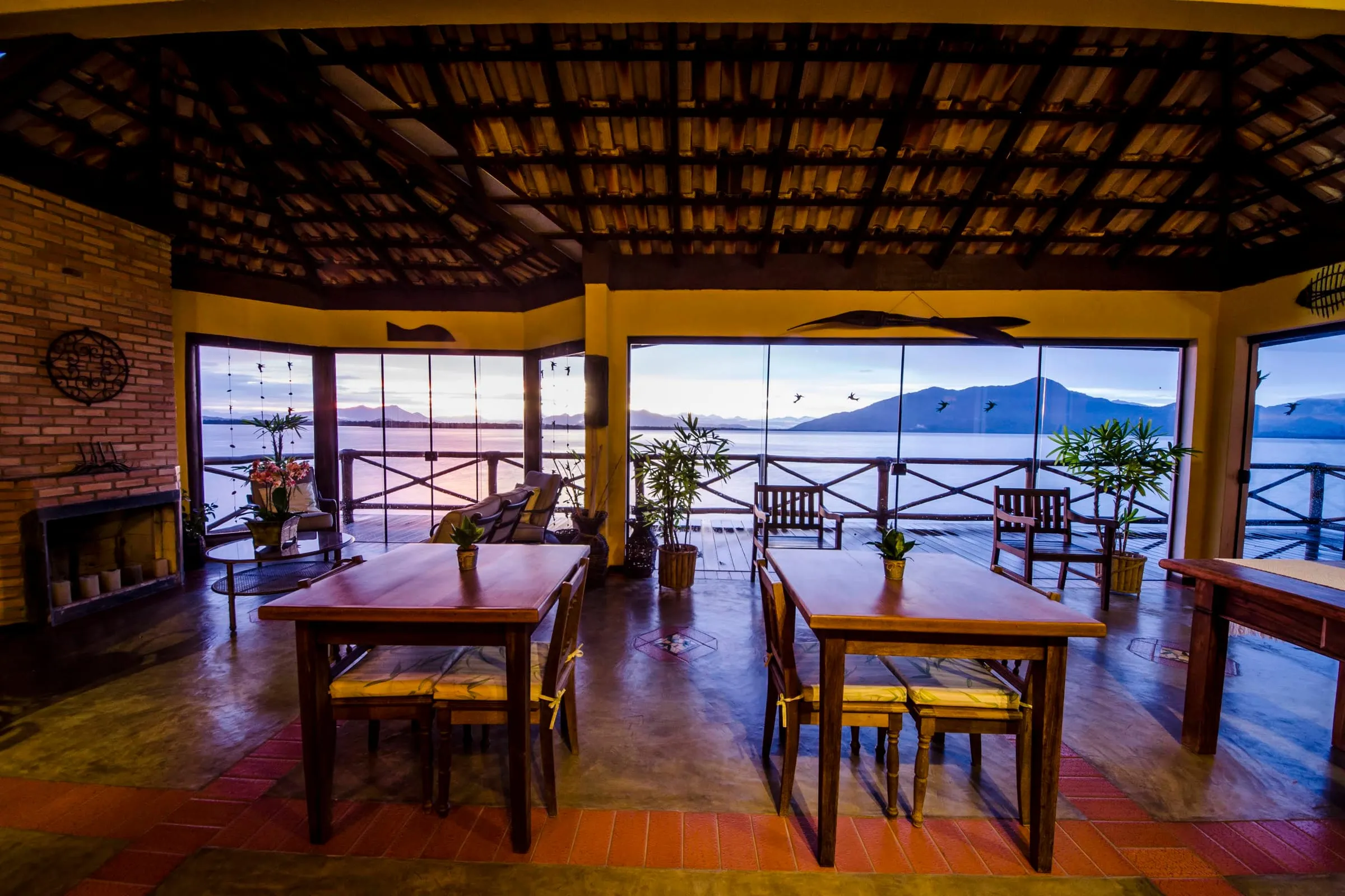 Sala de jantar com janelas panorâmicas para as montanhas e a baía