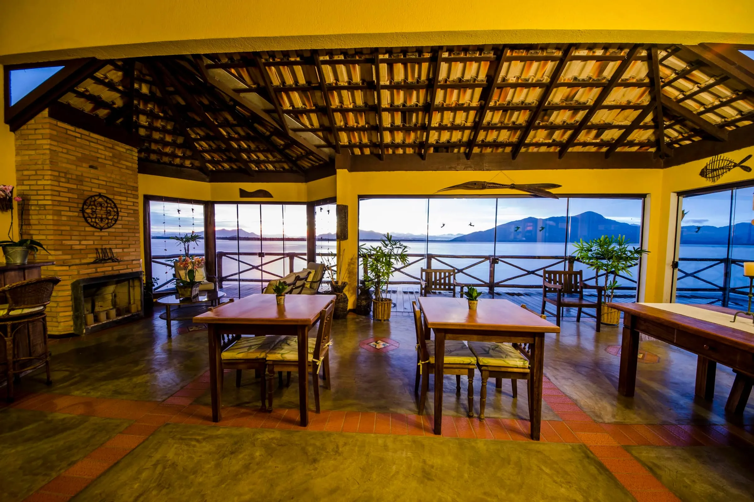 Sala de jantar com vista panorâmica para a baía ao entardecer