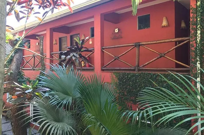 Varandas dos quartos com bambu e palmeiras