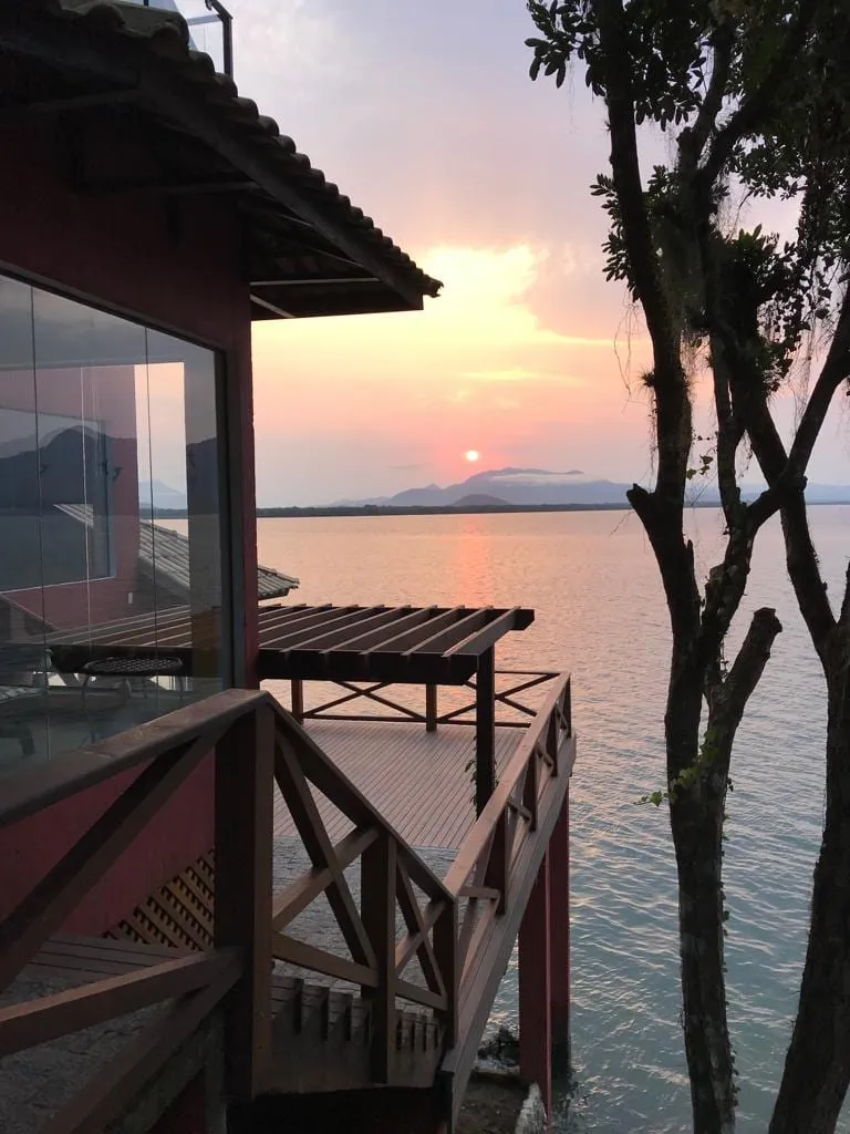 Vista do entardecer a partir da varanda de um quarto